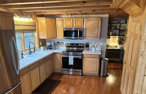 Bostic Cabin | Wonderfully Cozy Mountainside Log Cabin