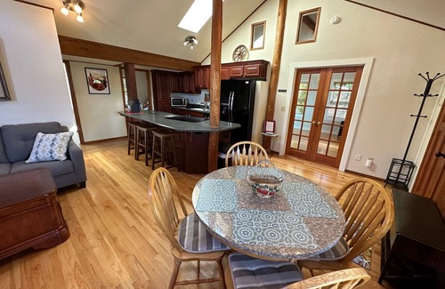 Florence House | Wonderfully located near Bay Street and all the wonderful restaurants. Sauna!