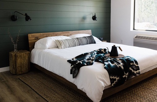 Columbia Falls Hotel | Wonderstone Single King Guest Room
