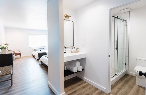 Columbia Falls Hotel | Wonderstone Single King Guest Room