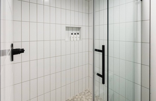 Columbia Falls Hotel | Wonderstone Single King Guest Room