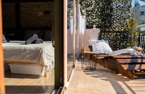 Kalamaria Apartment | Wood Aesthetic Steps from the Sea