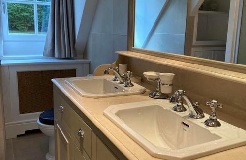 Pont-a-Lesse Villa | Wood Side Cottage avec piscine