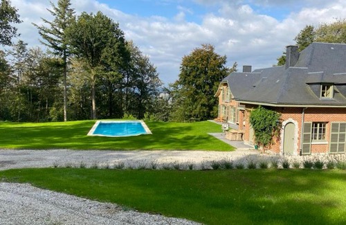 Pont-a-Lesse Villa | Wood Side Cottage avec piscine