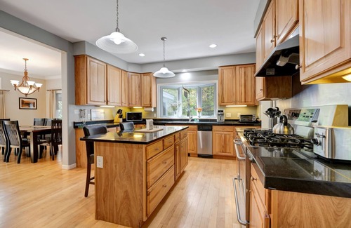 West Hartford House | Wood Stove, Close to the Club - Wooded Colonial