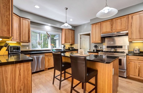 West Hartford House | Wood Stove, Close to the Club - Wooded Colonial