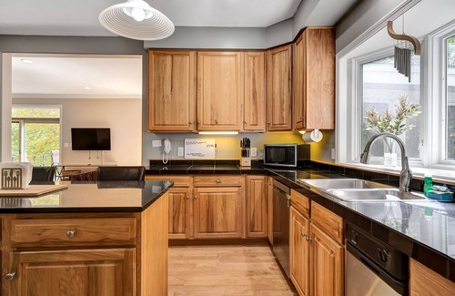 West Hartford House | Wood Stove, Close to the Club - Wooded Colonial