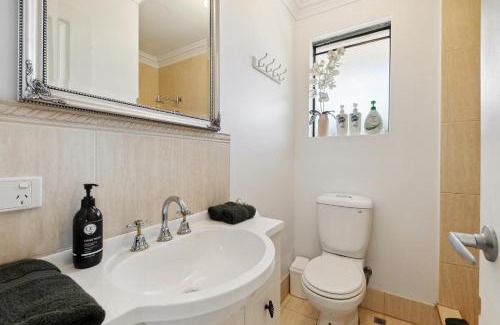 Maylands House | WOOD14 - River Suite