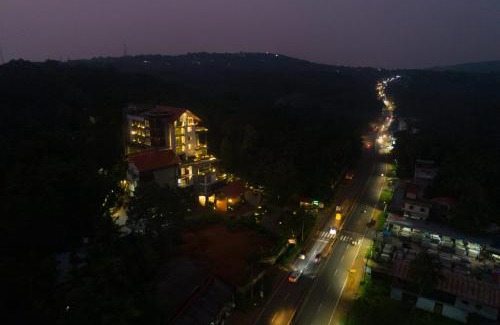 Perintalmanna Hotel | Woodbine Foliage