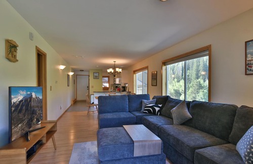 Frisco Condo | Woodbridge Inn Getaway: Pet Friendly, Mountain Views