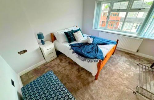 Bilston House | Woodcote House, 4 large bedrooms, close to WV1, JLR, M54