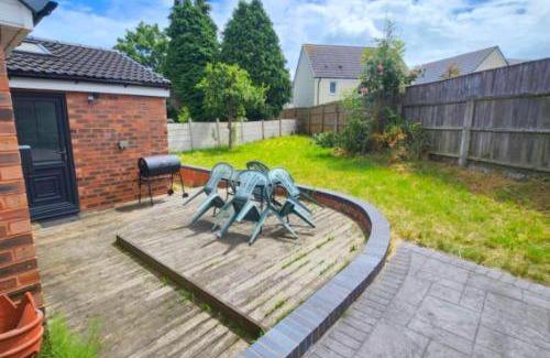 Bilston House | Woodcote House, 4 large bedrooms, close to WV1, JLR, M54