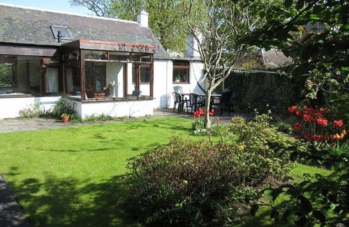Ayr Cottage | Woodcroft Holiday Cottage in Ayr is set within the lawned, west-facing garden