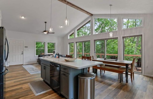 Great Cacapon Cabin | Wooded Bliss-Private Hot Tub and River Access
