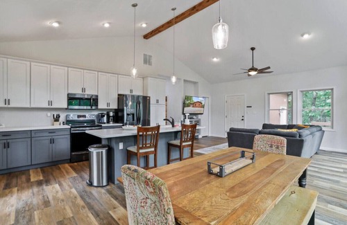 Great Cacapon Cabin | Wooded Bliss-Private Hot Tub and River Access