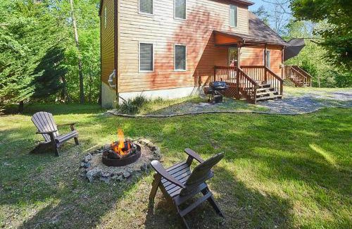 Berkeley Springs House | Wooded Cabin Escape w Fire Pit & Family Ready
