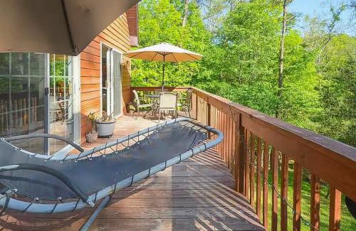 Berkeley Springs House | Wooded Cabin Escape w Fire Pit & Family Ready