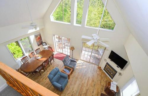 Berkeley Springs House | Wooded Cabin Escape w Fire Pit & Family Ready