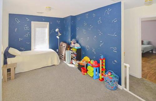 Berkeley Springs House | Wooded Cabin Escape w Fire Pit & Family Ready