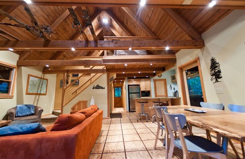 Rhododendron Cabin | Wooded Cabin Near Sandy River, Hot Tub and 10 Miles from Ski Resorts