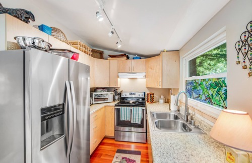 Guerneville House | Wooded gem with large deck, fast WiFi, grill & great location - dog-friendly