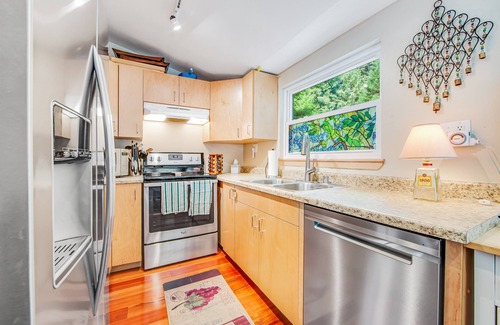 Guerneville House | Wooded gem with large deck, fast WiFi, grill & great location - dog-friendly