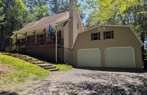 Paupack House | Wooded Retreat: 3 Bed/2 Bath, Hot Tub, A/C, Fire Pit, Ping Pong + Yard Games