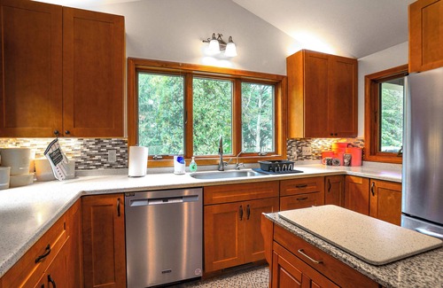 Edinboro Cottage | Wooded Retreat on 5 Acres: 6 Mi to Edinboro Lake!