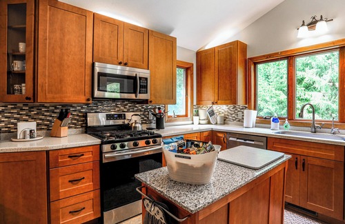 Edinboro Cottage | Wooded Retreat on 5 Acres: 6 Mi to Edinboro Lake!