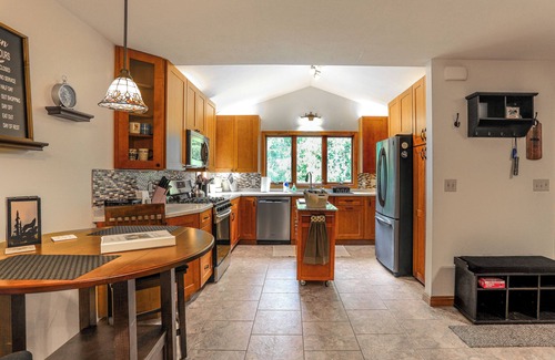 Edinboro Cottage | Wooded Retreat on 5 Acres: 6 Mi to Edinboro Lake!
