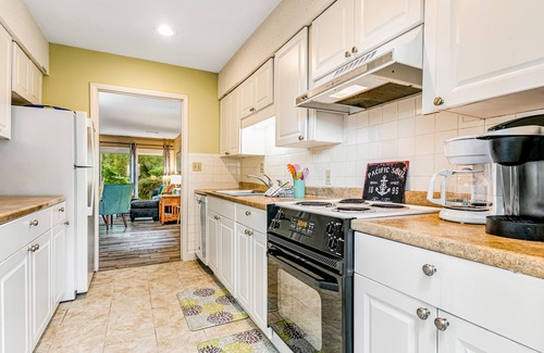 Fernandina Beach Condo | Wooded Sanctuary on Golf Course | Private Lanai | Access to 2 Pools