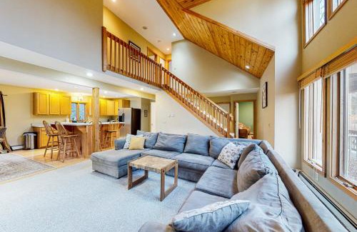 West Dover House | Wooded Wonder