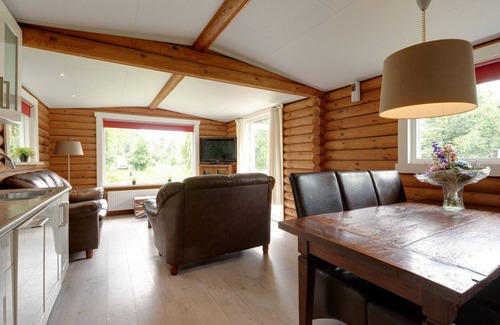 De Kolonie House | Wooden tree trunk bungalow at fish pond