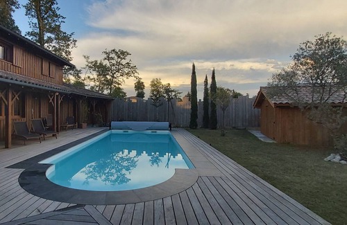 Leognan House | Wooden villa with swimming pool