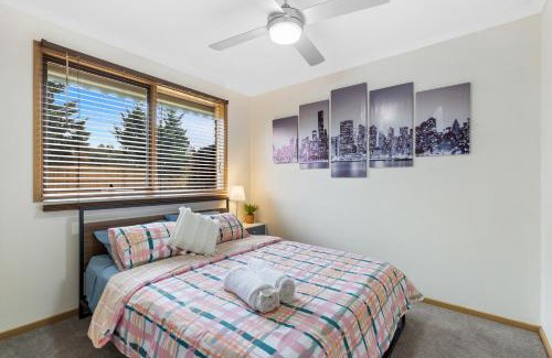 Melton West House | Woodgrove Penthouse - 36 min drive to MEL airport