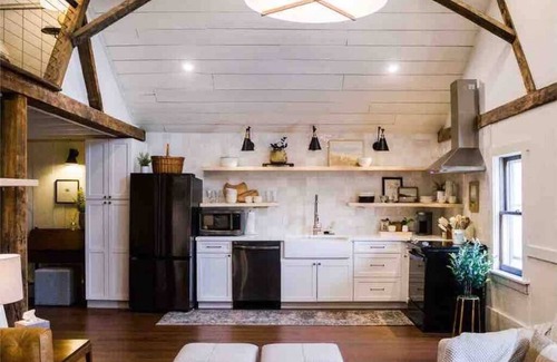 Myerstown House | Woodhaven Hideaway: luxe retreat, easy walk to local pool