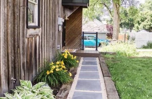 Myerstown House | Woodhaven Hideaway: luxe retreat, easy walk to local pool