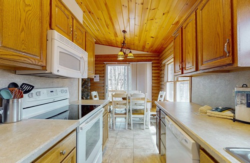 Albrightsville House | Woodland cabin in gated community with firepit, pools, tennis & lake beach