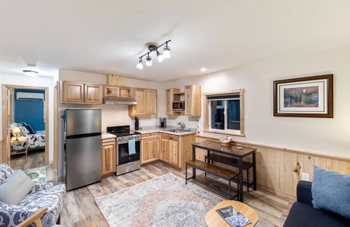 Bear Creek Cabin | Woodland Cabin - Tiny Home Retreat Sleeps 4