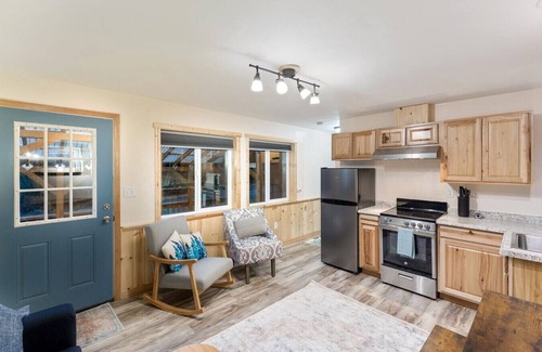 Bear Creek Cabin | Woodland Cabin - Tiny Home Retreat Sleeps 4