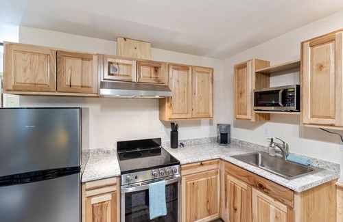 Bear Creek Cabin | Woodland Cabin - Tiny Home Retreat Sleeps 4