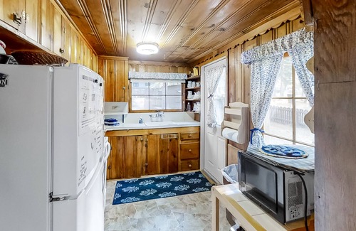 Joseph House | Woodland Cabin w/Fenced Backyard, Deck, Front Porch & WiFi - Dogs Welcome