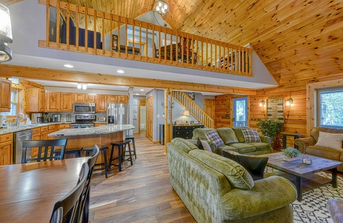 Oakland Cabin | Woodland cabin with private hot tub, firepit & foosball table