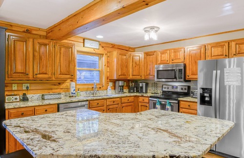 Oakland Cabin | Woodland cabin with private hot tub, firepit & foosball table