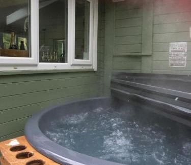 Tilford Cabin | Woodland Cabin With private Wood-Fired Hot-Tub