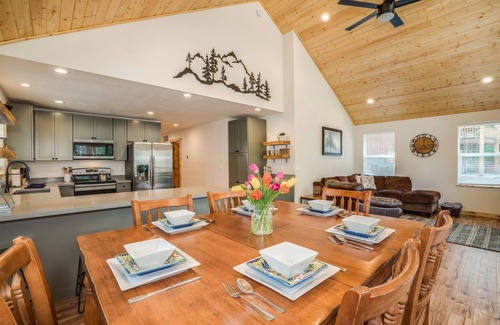 Leavenworth House | Woodland Chalet in a Wonderful Quiet Setting