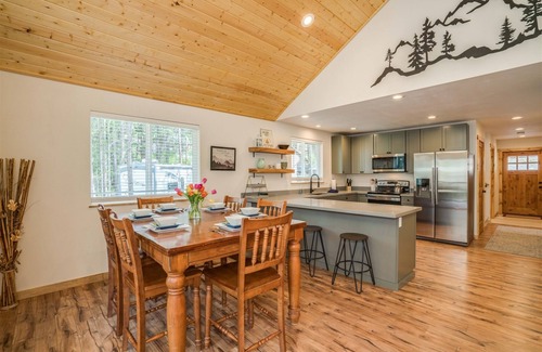 Leavenworth House | Woodland Chalet in a Wonderful Quiet Setting