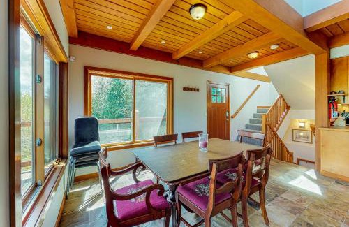 Lake Roesiger House | Woodland Hideaway in the Hills