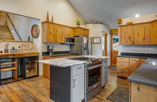 Roslyn Ridge Cabin | Woodland Home w/Great Game Room, Deck, W/D & Forest View - Near Cle Elum Lake