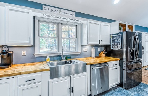 Louisa House | Woodland Retreat with Ping-Pong, Foosball, Paddleboards, Lake, Decks & Firepit